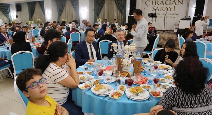 YETİM ÇOCUKLARLA İFTAR YAPTILAR