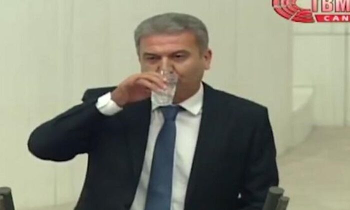 CHP’Lİ VEKİL KÜRSÜDE SU İÇTİ ORTALIK KARIŞTI