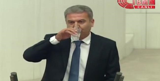 CHP’Lİ VEKİL KÜRSÜDE SU İÇTİ ORTALIK KARIŞTI