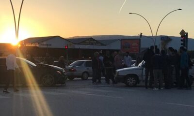 İKİ OTOMOBİL KAFA KAFAYA ÇARPIŞTI
