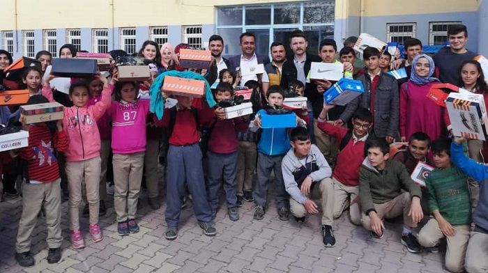 AK GENÇLİK ÖĞRENCİLERİ SEVİNDİRDİ