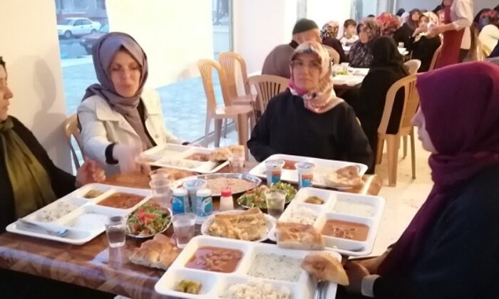 AK KADINLAR GÖNÜL SOFRASINDA