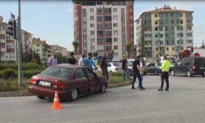 FRENİ BOŞALAN KAMYON ARAÇLARA ÇARPTI