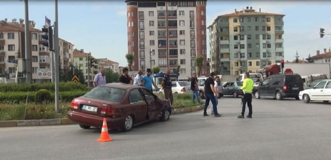 FRENİ BOŞALAN KAMYON ARAÇLARA ÇARPTI