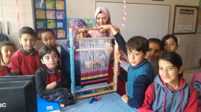 MİNİK ELLERİYLE HALI DOKUYORLAR