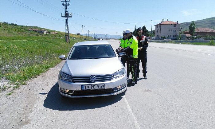 TRAFİK UYGULAMASINDA ÇİKOLATA İKRAMI