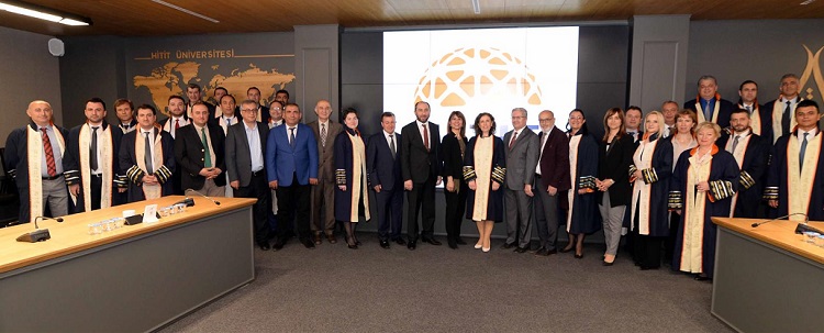 UNVANDA YÜKSELENLER CÜBBELERİNİ GİYDİ