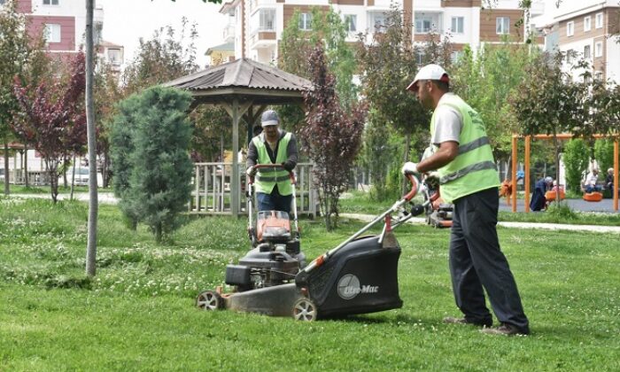 PARK VE BAHÇELERDE YOĞUN ÇALIŞMA