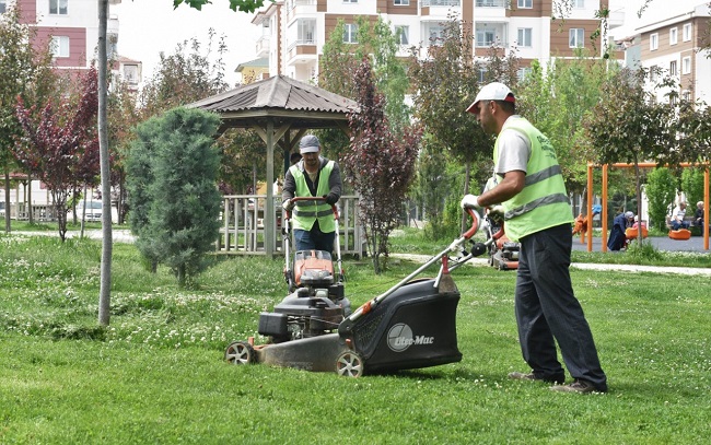 PARK VE BAHÇELERDE YOĞUN ÇALIŞMA
