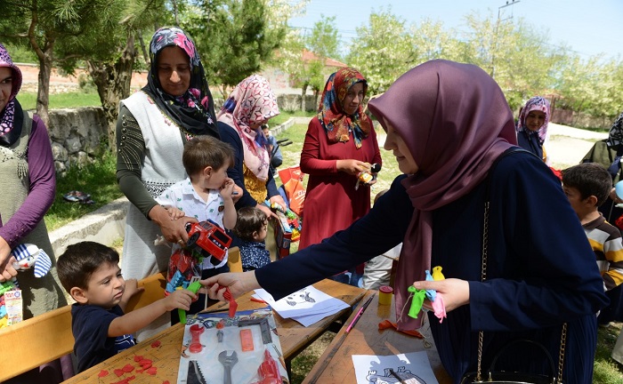KURSİYERLERDEN KÖY ÇOCUKLARINA SÜRPRİZ