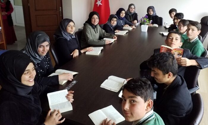 ÖĞRENCİLER KİTAP OKUMAK İÇİN BULUŞTU