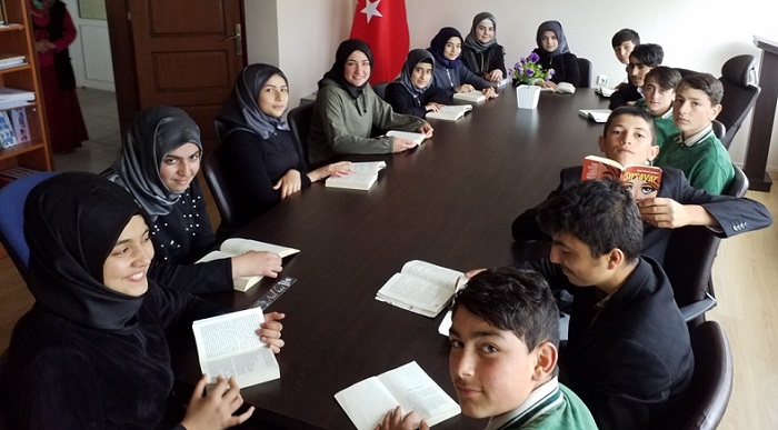 ÖĞRENCİLER KİTAP OKUMAK İÇİN BULUŞTU