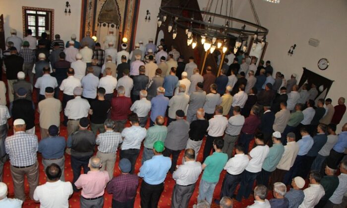 MURSİ İÇİN GIYABİ CENAZE NAMAZI KILINDI