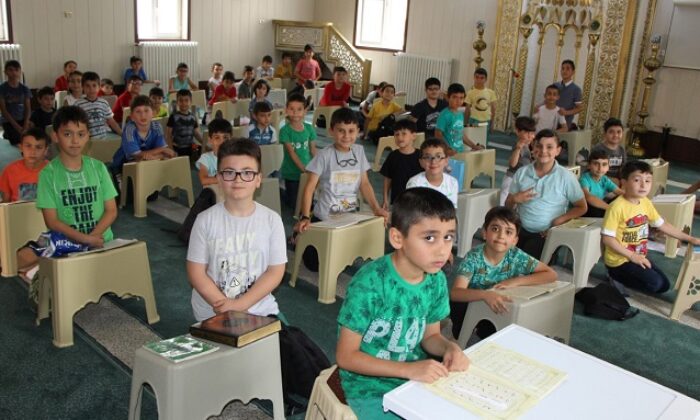 CAMİLER ÇOCUKLAR İLE DOLDU
