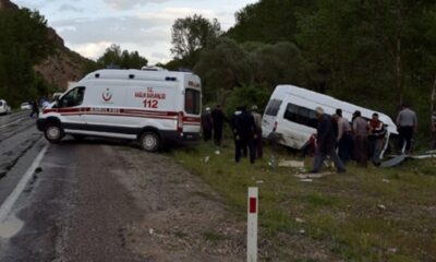 MİNİBÜS ŞARAMPOLE DEVRİLDİ: 4 YARALI