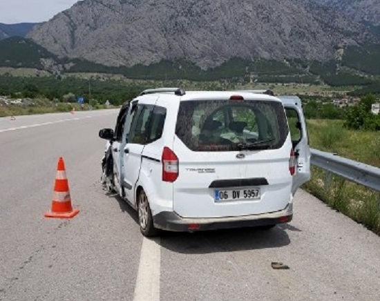 İKİ OTOMOBİL ÇARPIŞTI: 1 YARALI