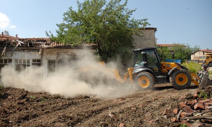 BELEDİYE 222 ADET METRUK BİNAYI YIKTI