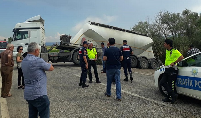 TIR YAN DÖNDÜ TRAFİK KAPANDI