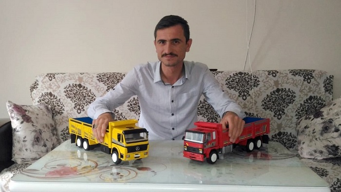 SEVDİĞİ KAMYONLARIN MAKETLERİNİ YAPIYOR
