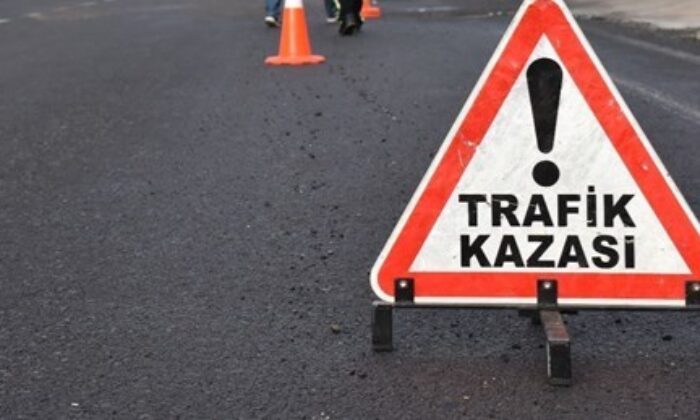 OTOMOBİL ORTADAKİ BARİYERE ÇARPTI: 3 YARALI