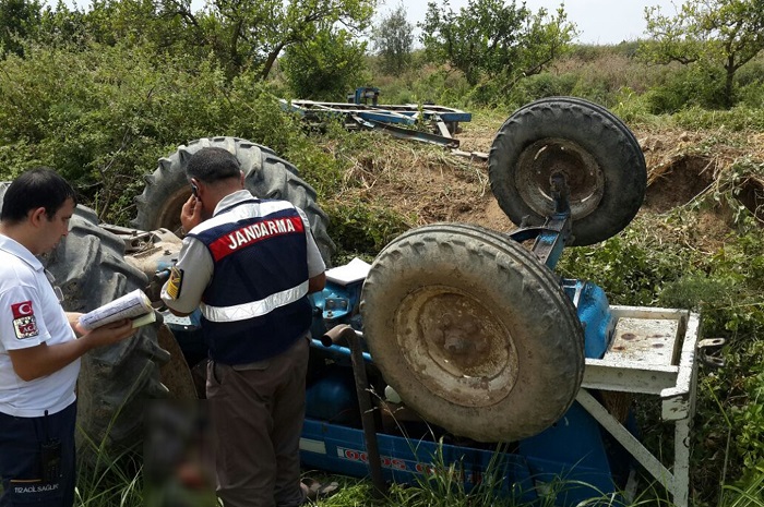 TRAKTÖR DEVRİLDİ: 1 ÖLÜ 3 AĞIR YARALI