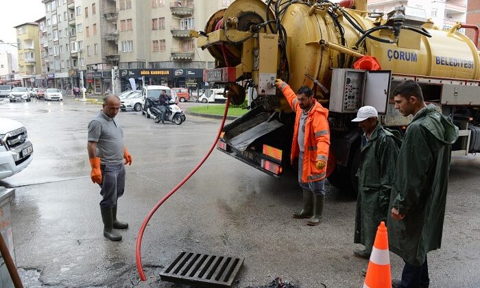 BELEDİYE EKİPLERİ YAĞIŞLA MÜCADELE ETTİ