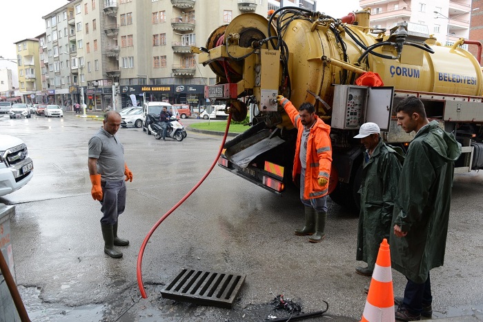 BELEDİYE EKİPLERİ YAĞIŞLA MÜCADELE ETTİ