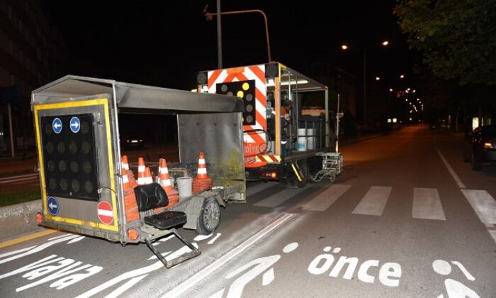 BELEDİYE YOL ÇİZGİLERİNDE GECE MESAİSİ YAPTI