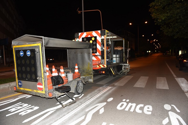 BELEDİYE YOL ÇİZGİLERİNDE GECE MESAİSİ YAPTI