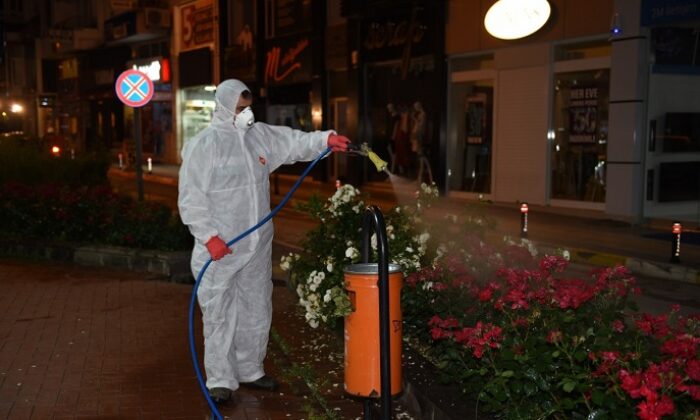 BELEDİYE İLAÇLAMA ÇALIŞMASI YAPIYOR