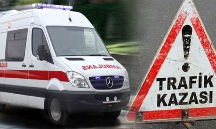 OTOMOBİL YOLDAKİ TABELALARA ÇARPTI