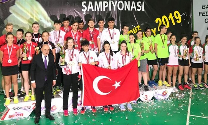 BADMİNTON’DA BALKAN ÜÇÜNCÜSÜ OLDU