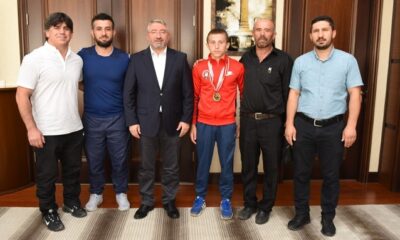 BAŞKAN ŞAMPİYON GÜREŞÇİYİ ÖDÜLLENDİRDİ