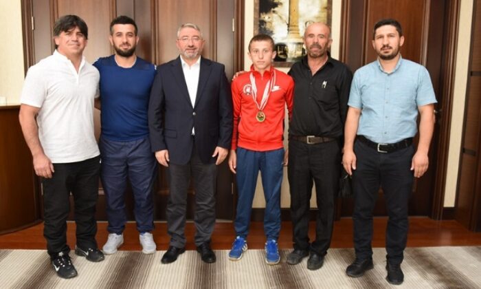 BAŞKAN ŞAMPİYON GÜREŞÇİYİ ÖDÜLLENDİRDİ