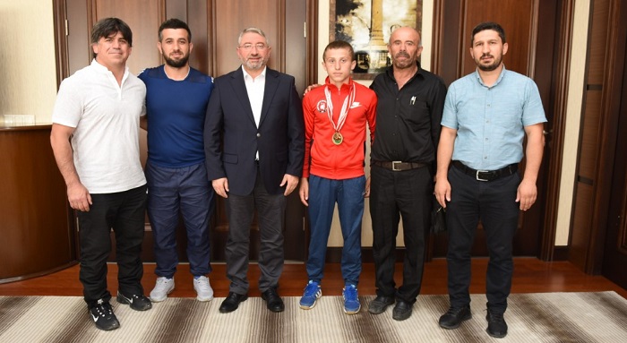 BAŞKAN ŞAMPİYON GÜREŞÇİYİ ÖDÜLLENDİRDİ