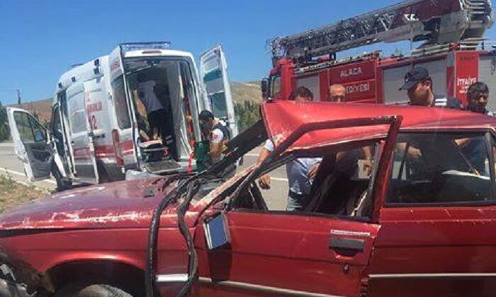 OTOMOBİL KARŞI ŞERİDE GEÇTİ: 1 AĞIR 3 YARALI