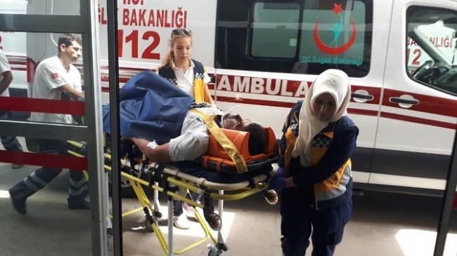ARACI SOLLAMAK İSTERKEN KAZA YAPTI