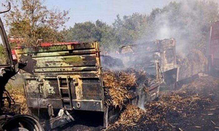 TARLASINDAKİ TRAKTÖR YANARAK KÜL OLDU