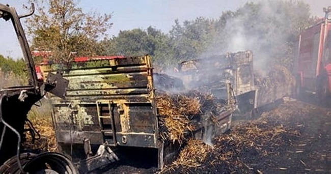 TARLASINDAKİ TRAKTÖR YANARAK KÜL OLDU