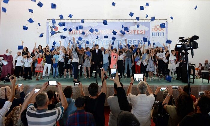 ÇOCUK ÜNİVERSİTESİNDE MEZUNİYET SEVİNCİ