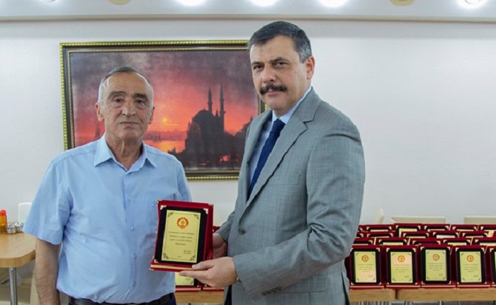 EMEKLİ OLAN 67 PERSONELE PLAKET