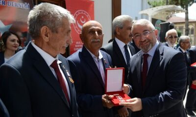 KIBRIS GAZİLERİNE MADALYA VE BERAT