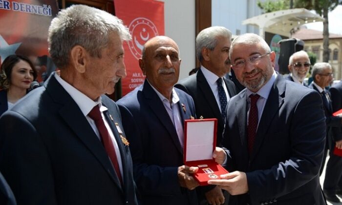 KIBRIS GAZİLERİNE MADALYA VE BERAT