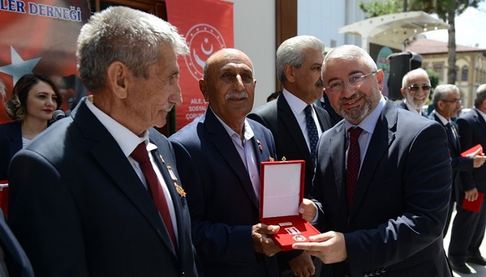 KIBRIS GAZİLERİNE MADALYA VE BERAT
