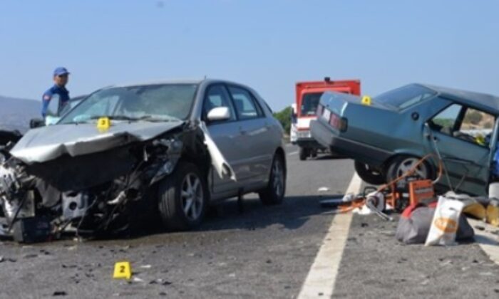 FECİ KAZADA 2 KİŞİ ÖLDÜ 2 AĞIR YARALI