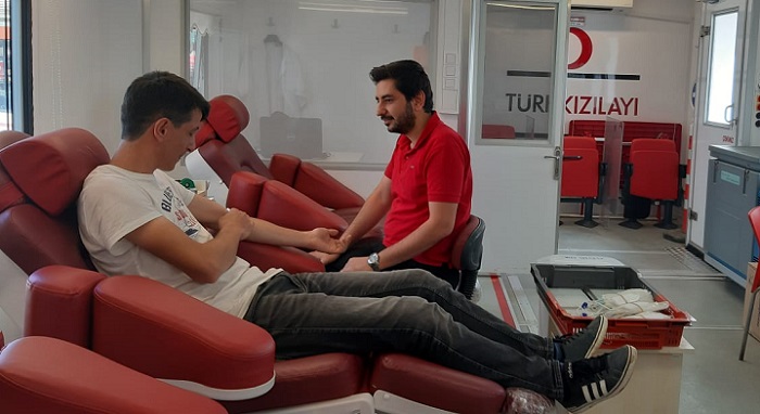 BELEDİYE PERSONELİ KAN BAĞIŞINDA BULUNDU