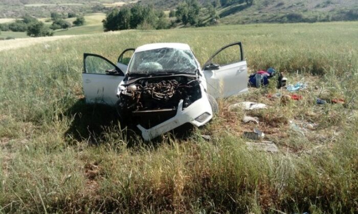 OTOMOBİL TARLAYA UÇTU: 2 YARALI