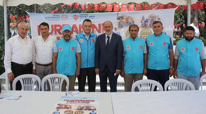 MÜFTÜ BİÇER İLK KURBAN BAĞIŞINI YAPTI