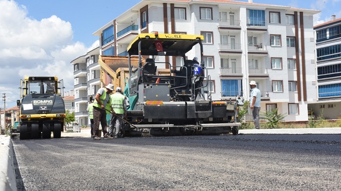 YENİ YAPILAN YOLLARDA ASFALT ÇALIŞMASI