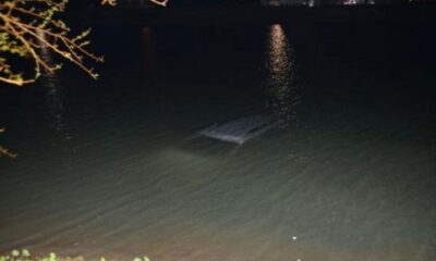 GÖLE DÜŞEN OTOMOBİL ÇEKİCİYLE KURTARILDI